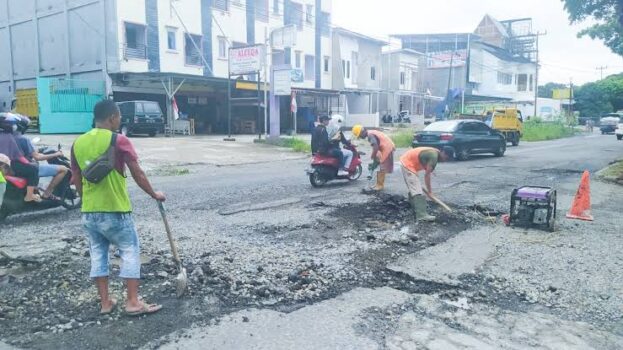 Perbaikan Jalan Hibrida yang sempat di protes rakyat beberapa waktu lalu, salah satu dari beberapa titik ruas jalan (tambal sulam) jelang tahun politik 2024 dalam Kota Bengkulu