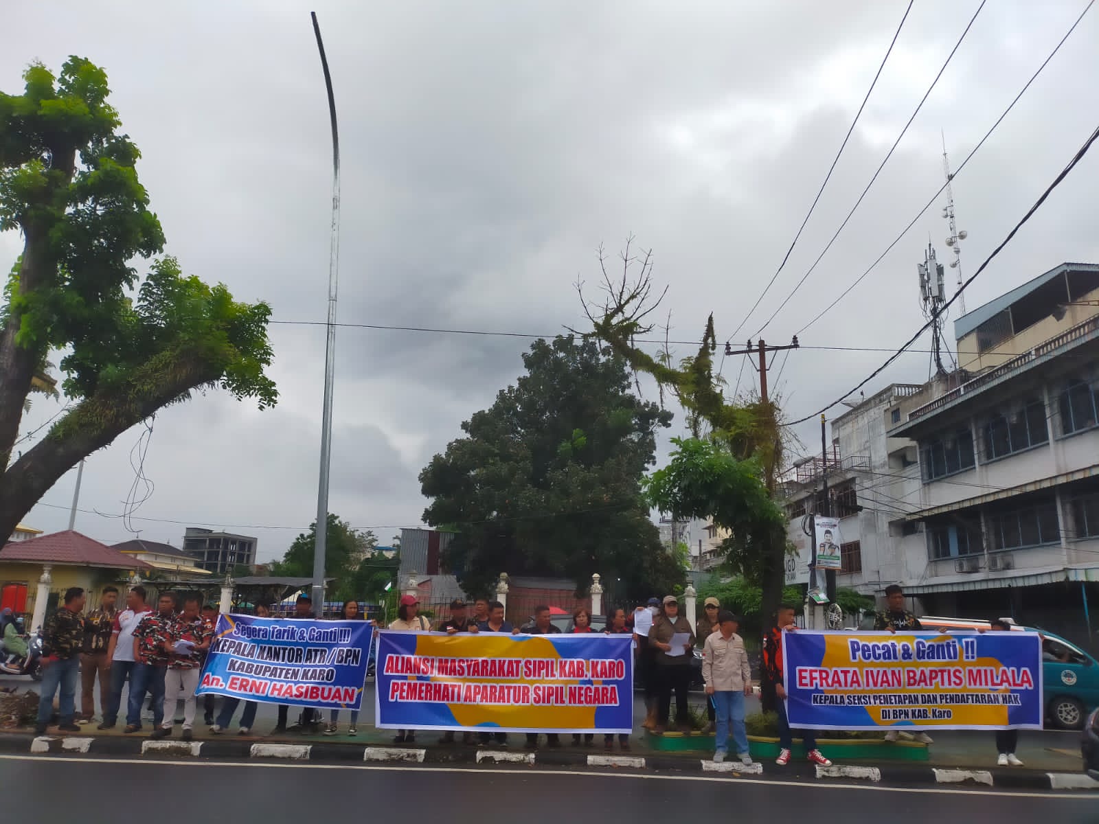 Peserta Aksi Saat menyampaikan Tuntutannya 