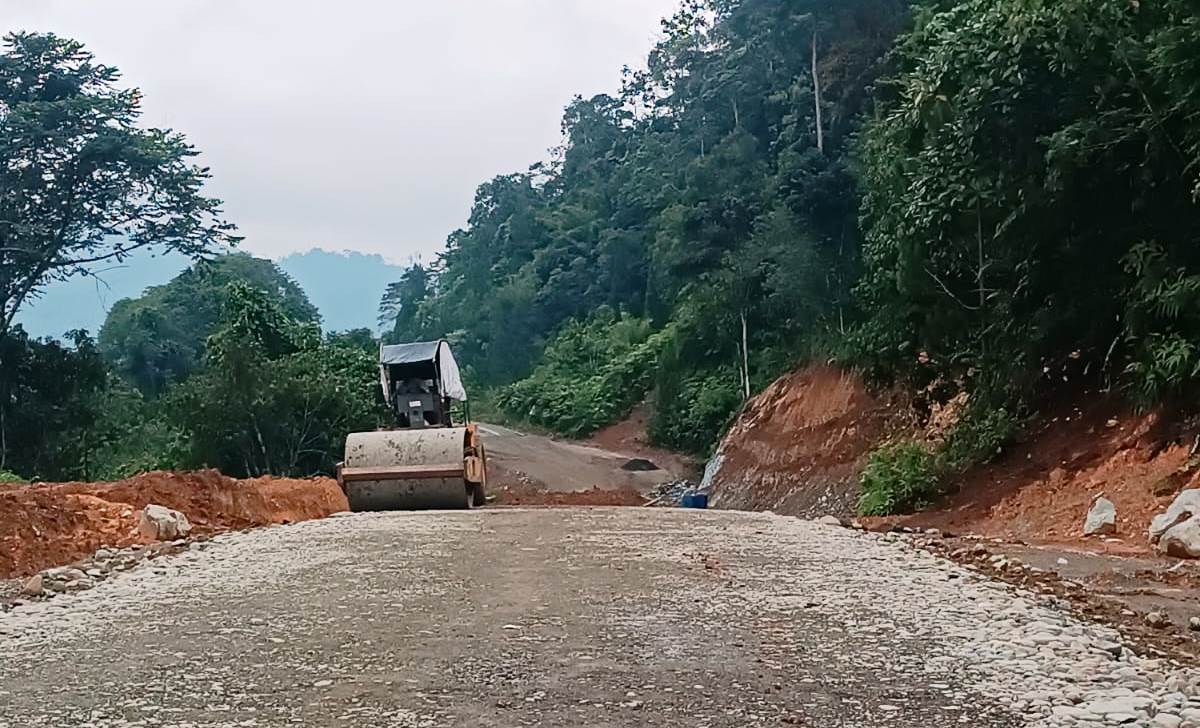 Caption 2 : Alat berat dikerahkan di ruas Jalan Ringroad Kepahiang–Tebat Monok. Proyek lanjutan ini ditargetkan rampung Juli 2025 dengan anggaran Rp 31,9 miliar dari APBN. Foto/Dok: Alfridho Ade Permana