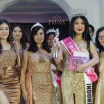 Juliana Yu(Memegang Piala) Harumkan Nama Indonesia, Sabet Gelar The New Mrs Classy Model International 2025 di Bali FOto/DOk: Ist