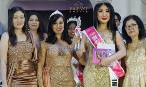 Juliana Yu(Memegang Piala) Harumkan Nama Indonesia, Sabet Gelar The New Mrs Classy Model International 2025 di Bali FOto/DOk: Ist