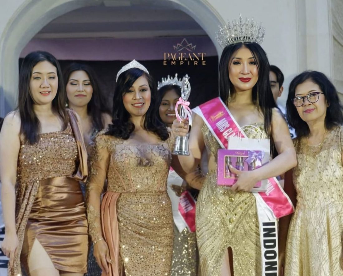 Juliana Yu(Memegang Piala) Harumkan Nama Indonesia, Sabet Gelar The New Mrs Classy Model International 2025 di Bali FOto/DOk: Ist