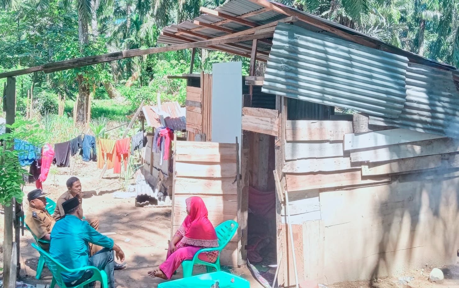 Camat XIV Koto Kabupaten Mukomuko, Singgih Pramono, S.Sos, MH, Saat Berbincang dengan Ita Pemilik Rumah tidak layak Huni di Lubuk Sanai III Foto/Dok: Ist
