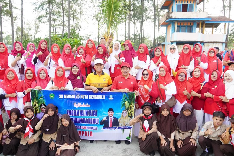 Hari ini, 18 Agustus 2025 akan tercatat dalam sejarah; ribuan warga Kota Bengkulu berkumpul menanam serentak 10.000 pohon kelapa di sepanjang Pantai Foto/DOK; Fb Dewa