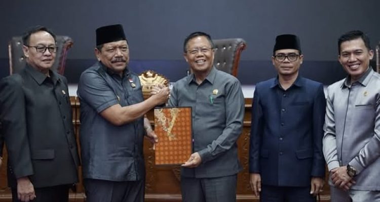 Wakil Gubernur Bengkulu, Mian, menghadiri Rapat Paripurna ke-7 Masa Persidangan ke-III DPRD Provinsi Bengkulu dengan agenda penyampaian Pendapat Akhir Fraksi-Fraksi terhadap Rancangan Peraturan Daerah (Raperda) APBD Perubahan Provinsi Bengkulu Tahun Anggaran 2025, Selasa (23/9/2025)