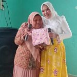 Wakil Ketua Komisi IV DPRD Provinsi Bengkulu, Zulasmi Octarina saat Berfoto dengan Ibu Ibu Lansia di Lapangan