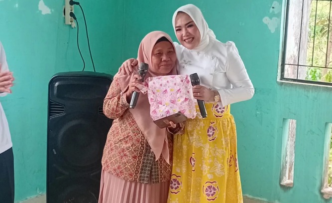 Wakil Ketua Komisi IV DPRD Provinsi Bengkulu, Zulasmi Octarina saat Berfoto dengan Ibu Ibu Lansia di Lapangan