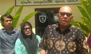 WhatsApp Image 2025-12-20 at 19.49.27 Achmad Tarmizi Gumay (kiri) bersama pelapor Mizpita Rozalena (kanan) usai melapor ke Polda Bengkulu, Kamis, 18 Desember 2025, Foto: Dok