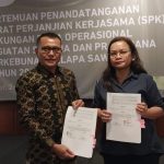 Kepala Dinas Pertanian Kabupaten Seluma, Arian Sosial dan Direktur Sarana dan Prasarana Direktorat Jenderal Perkebunan Kementerian Pertanian RI menunjukkan Surat Perjanjian Kerja Sama (SPK) usai melakukan Penandatanganan. Foto/Dok: Ist