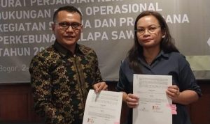Kepala Dinas Pertanian Kabupaten Seluma, Arian Sosial dan Direktur Sarana dan Prasarana Direktorat Jenderal Perkebunan Kementerian Pertanian RI menunjukkan Surat Perjanjian Kerja Sama (SPK) usai melakukan Penandatanganan. Foto/Dok: Ist