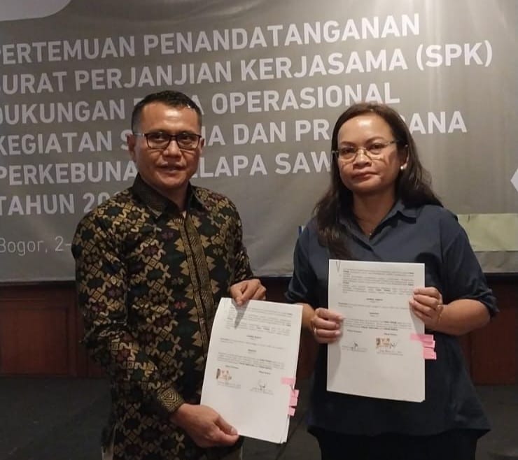 Kepala Dinas Pertanian Kabupaten Seluma, Arian Sosial dan Direktur Sarana dan Prasarana Direktorat Jenderal Perkebunan Kementerian Pertanian RI menunjukkan Surat Perjanjian Kerja Sama (SPK) usai melakukan Penandatanganan. Foto/Dok: Ist