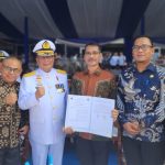 Bupati Muba H M Toha Tohet diwakili oleh Kepala BKPSDM Muba H Pathi Riduan SE ATD MM, dengan Direktur Politeknik Transportasi Darat Indonesia (STTD) Avi Mukti Amin