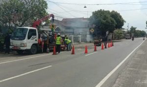 Dinas Pekerjaan Umum dan Penataan Ruang (PUPR) Kabupaten Tulungagung terus menggenjot peninggatan perbaikan jalan demi penguat perekonomian