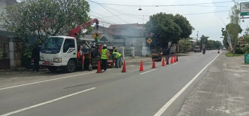 Dinas Pekerjaan Umum dan Penataan Ruang (PUPR) Kabupaten Tulungagung terus menggenjot peninggatan perbaikan jalan demi penguat perekonomian