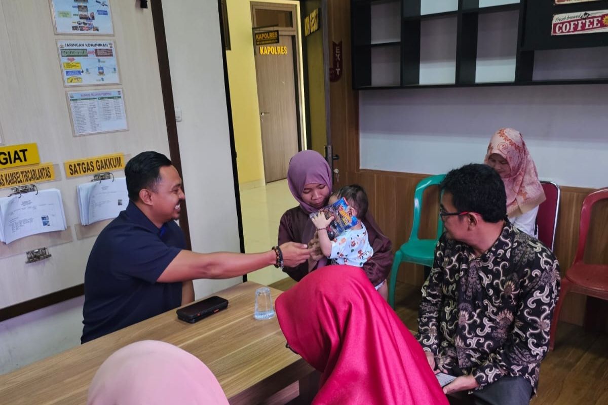 Balita saat dimanakan bersama kepolisian